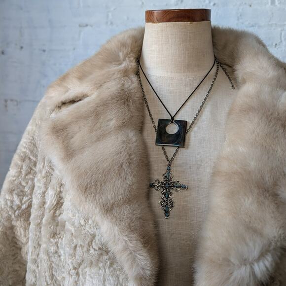 Vintage White Faux Fur Trench Coat Afghan Furry Mob Wife Boho Chic Carpet Jacket - Picture 6 of 10